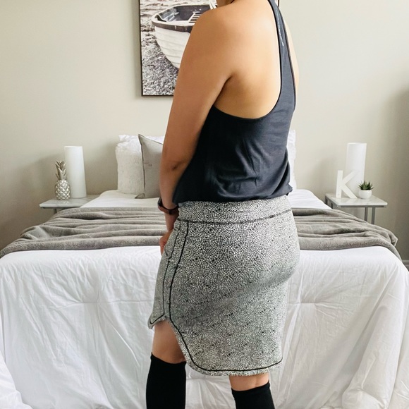 LULULEMON City Skirt Floral Dahlia Pattern Tube Skirt (Black + White, Size: 4) - Picture 6 of 15